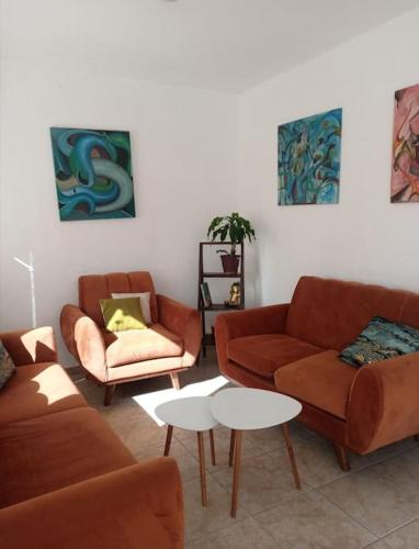 ein Wohnzimmer mit 2 Sofas und einem Tisch in der Unterkunft Amplia Casa en Sector Viñedos (factura) in Torreón