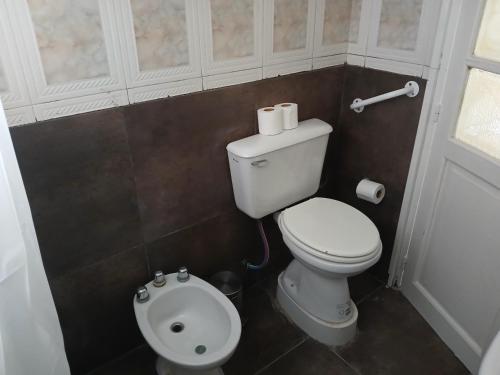 a small bathroom with a toilet and a bidet at Dpto céntrico: Terraza privada in La Cieneguita