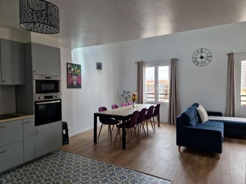 une cuisine et un salon avec une table et un canapé dans l'établissement WD Saint Roch - Appartement Duplex 202 - Métro 7 Proche Paris, à Villejuif