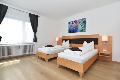 1 dormitorio con 2 camas y ventana en PM-APART Premstätten en Unterpremstätten