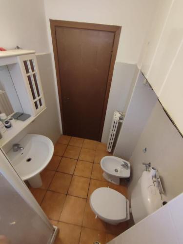 a bathroom with two sinks and a toilet at Casa a 5 minuti dal centro di Tortona in Tortona