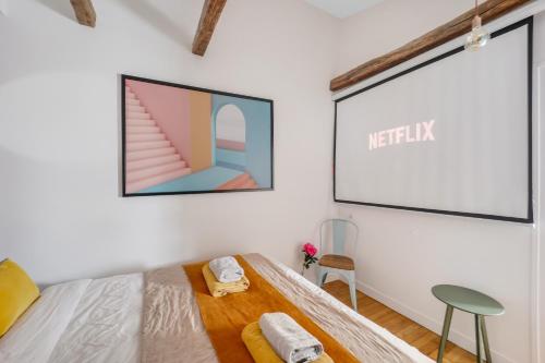 une chambre avec un lit et un tableau noir au mur dans l'établissement Lovely apt near Paris/Stade de France, à Saint-Denis