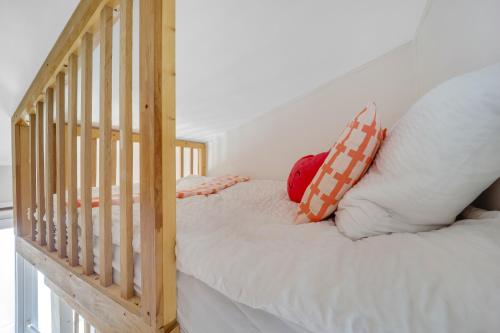 un berceau avec des oreillers dessus dans une chambre dans l'établissement Lovely apt near Paris/Stade de France, à Saint-Denis