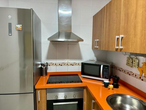ラスパルマス・デ・グランカナリアにあるSweet home no.7のキッチン(オレンジカウンタートップ、電子レンジ付)