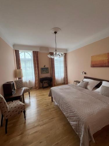 瑪麗亞溫泉的住宿－Wespartment Marienbad - City meets Nature，一间卧室配有一张床、一张桌子和一把椅子