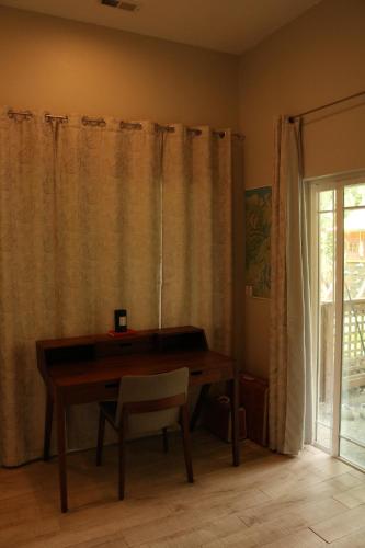 Φωτογραφία από το άλμπουμ του Charming Garden Apartment σε University Place