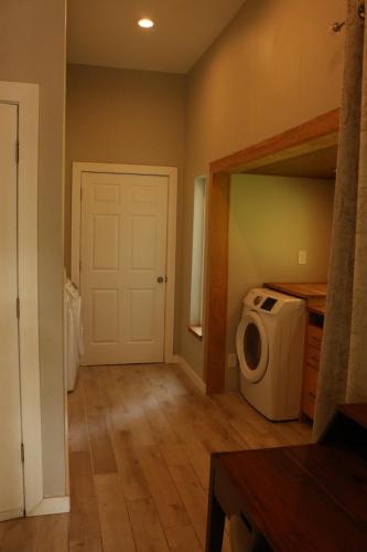 Φωτογραφία από το άλμπουμ του Charming Garden Apartment σε University Place
