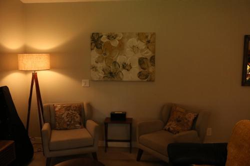 Χώρος καθιστικού στο Charming Garden Apartment