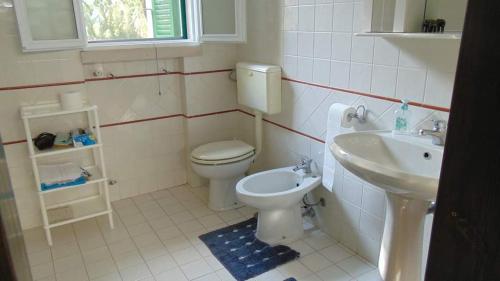 ein Bad mit einem WC und einem Waschbecken in der Unterkunft Trullo Oasi di Pace in Ceglie Messapica
