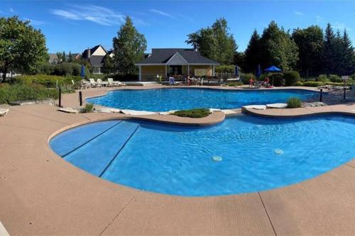 - une grande piscine d'eau bleue dans la cour dans l'établissement Cosy Chalet - 4 Season Family Oasis, à Collingwood