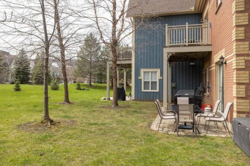 a house with a table and chairs in the yard at Cosy Chalet - 4 Season Family Oasis in Collingwood