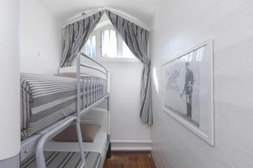 Ένα ή περισσότερα κρεβάτια σε δωμάτιο στο Jailhouse Accommodation