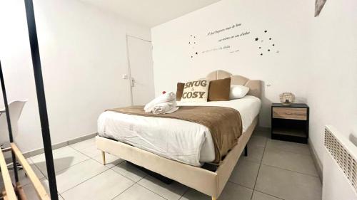 Ένα ή περισσότερα κρεβάτια σε δωμάτιο στο Le Cosy WIFI CLIM JARDIN TOP PROS SERVICESConciergerie MONTPELLIER