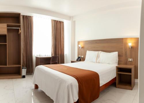a hotel room with a large bed and a window at Las Torres Hotel Boutique in Moquegua