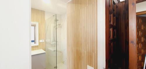 W łazience znajduje się szklana kabina prysznicowa i umywalka. w obiekcie COSTA BRAVA SUITES VILLA Cala Jonca w Sant Feliu de Guixols