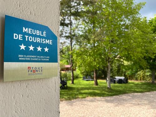 een bord aan de zijkant van een gebouw met een park bij Villa Bellevue in Mailly-le-Château