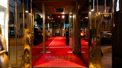 イスタンブールにあるMas Suites Nisantasiの赤い床の店の赤い絨毯