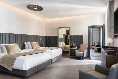 1 dormitorio con 2 camas y sala de estar en The Pantheon Iconic Rome Hotel, Autograph Collection en Roma