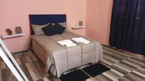 een slaapkamer met een bed met handdoeken erop bij CASA DE CAMPO SAN JOSE in Tinogasta