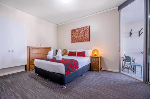 1 dormitorio con 1 cama, 1 mesa y 1 silla en Absolute Beachfront Penthouse - Ramada Marcoola en Marcoola