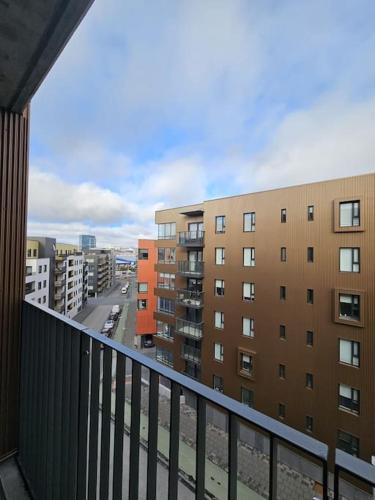 desde el balcón de una ciudad con edificios en Tranquil Reykjavik Hideaway, en Reikiavik