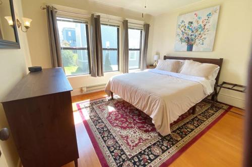 Ένα ή περισσότερα κρεβάτια σε δωμάτιο στο Historic Downtown Flat, #3
