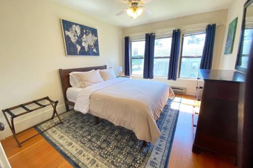 Ένα ή περισσότερα κρεβάτια σε δωμάτιο στο Historic Downtown Flat, #3