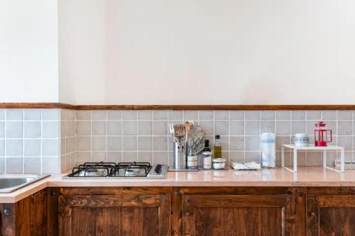 a kitchen with a stove and a counter top at La mansardina di nonno Biagio in Bastia Umbra
