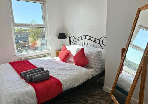 リバプールにあるRelaxing Getaway For Families With Free Parkingのベッドルーム1室(大型ベッド1台、赤い枕付)