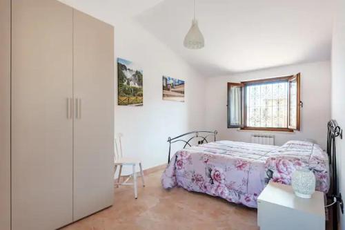 1 dormitorio con cama y ventana en La mansardina di nonno Biagio, en Bastia Umbra