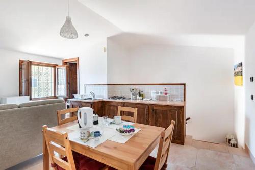 een keuken met een houten tafel en een eetkamer bij La mansardina di nonno Biagio in Bastia Umbra