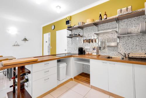 Una cocina o zona de cocina en 'Bayside Escape' A Short Stroll from the Esplanade