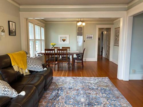 Χώρος καθιστικού στο Historic Downtown Flat, # 4
