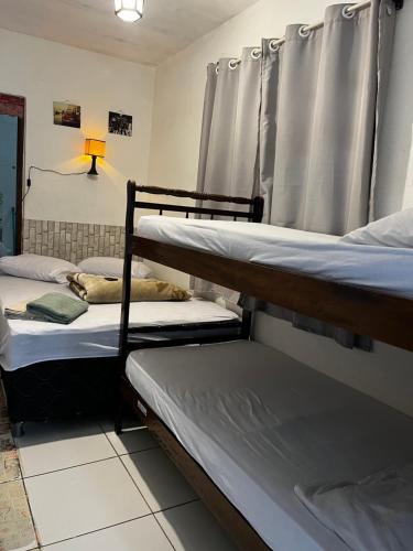 Uma ou mais camas em beliche em um quarto em Hostel Uai