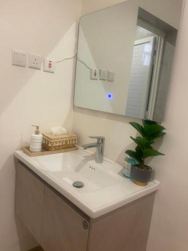 a bathroom with a sink and a mirror at ستارت 3 in Hail