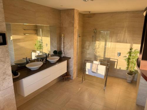 uma casa de banho com 2 lavatórios e um chuveiro em Luxury winter escape with Mountain Views by Scotch Hill Truffle Farm em Neerim South