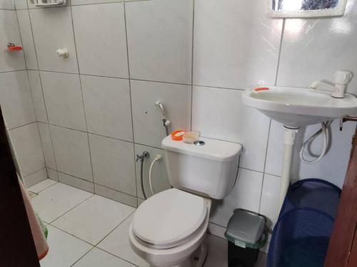 Baño pequeño con aseo y lavamanos en Paraíso do Brutus - casa de temporada, en Beberibe