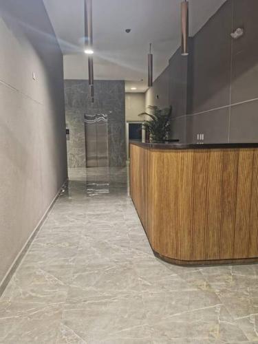 a lobby with a reception desk in a building at Nuevo! Hermoso Apartaestudio in Armenia