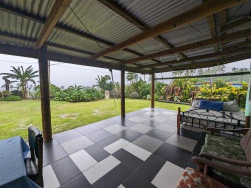 - une terrasse couverte avec un canapé et une table dans l'établissement AerowView Home Retreat, à Matei