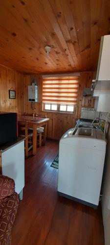 uma cozinha e sala de estar de uma cabine em Cabañas Don Esteban em Ancud