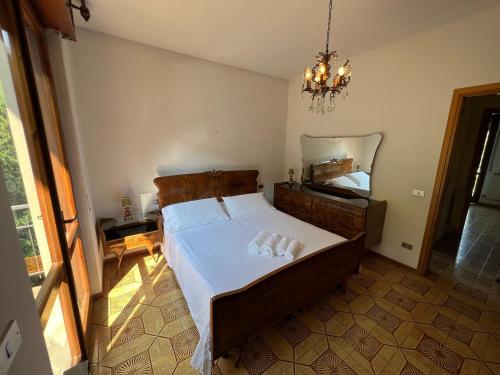 1 dormitorio con 1 cama con espejo grande en Casa Rossa al Lago - Apto grande primo piano, en Spinone Al Lago