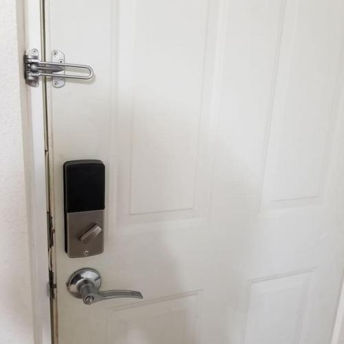 a bathroom door with a soap dispenser on it at Suite con 2 recamaras,2mini splits, Parking Wifi 100 mb, cocina in Ciudad Valles