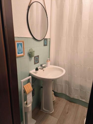 a bathroom with a sink and a mirror at Refúgio de Arez-Alojamento Local in Arez