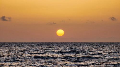 an image of the sun setting over the ocean at Casinha Nova - Comfort & Class in Fogo in São Filipe