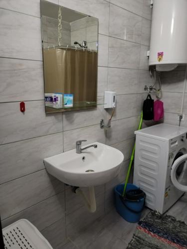 uma casa de banho com um lavatório e um espelho em Silver night 
