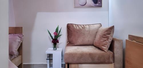 Een zitgedeelte bij Orchid Gardens; Studio Apartment, minimalist