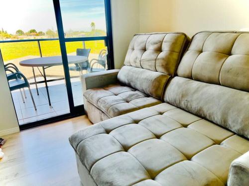Ruang duduk di APT Moderno com muitos itens , 3 quartos e 2 vagas de garagem