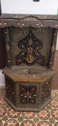 a wooden box sitting on top of a rug at Villa tradesionelle in Ghazoua