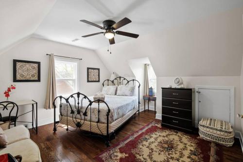 um quarto com uma cama e uma ventoinha de tecto em Private House + Yard Central Location to all RVA em Richmond