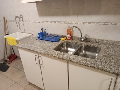 eine Küche mit Spüle und Arbeitsplatte in der Unterkunft Las Heras 361 in San Miguel de Tucumán